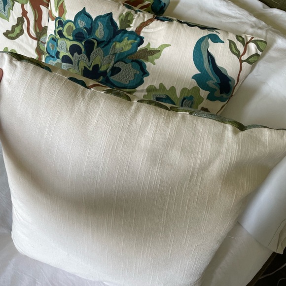 Set of 5 16 x 16 embroidered throw pillows - Picture 4 of 5